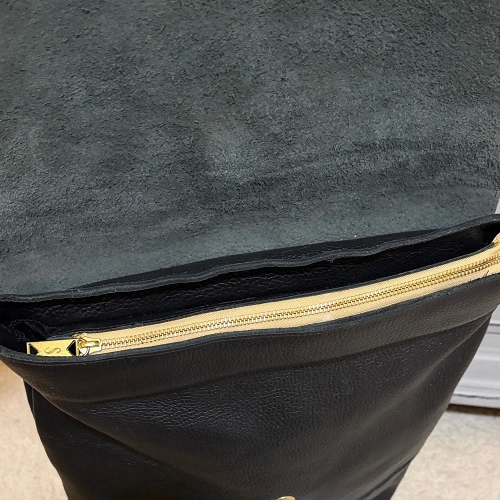 Sseko Black Textured Leather Fold-Top Backpack - Picture 3 of 4